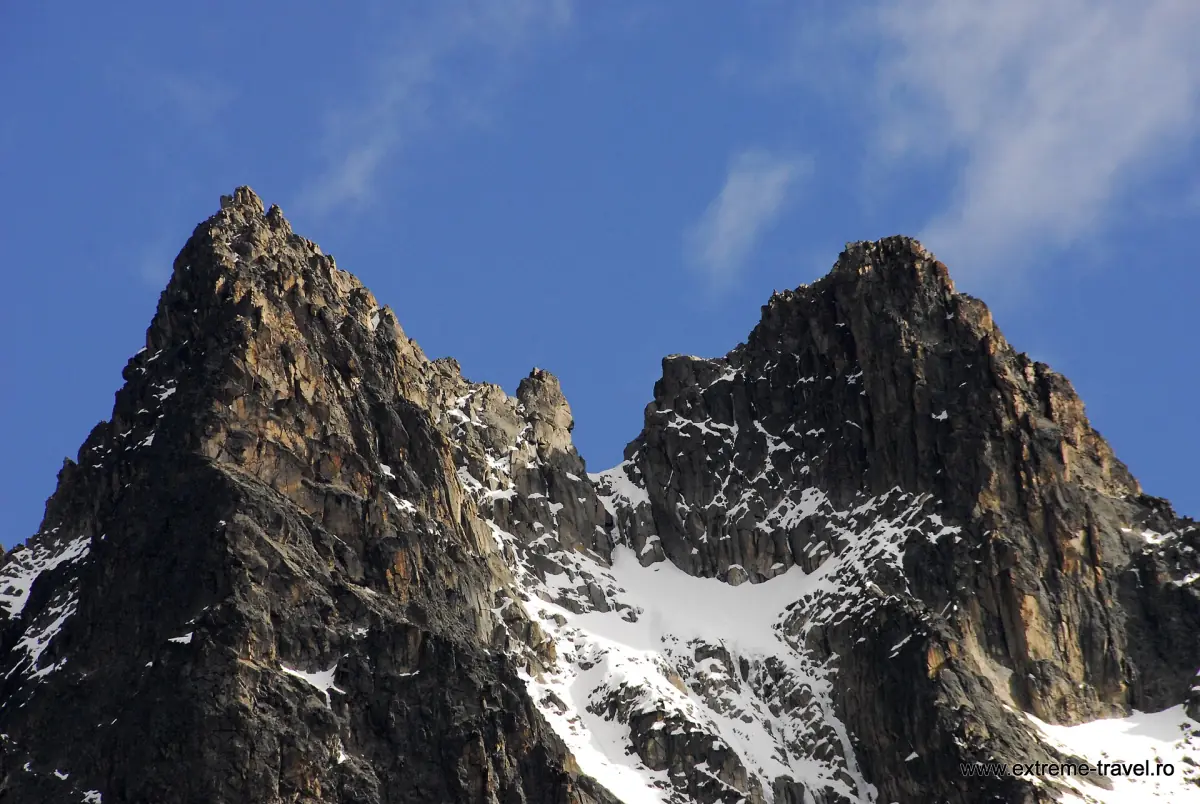 Les deux sommets rocheux de Batian et Nelion avec de la neige fraîche dans les couloirs