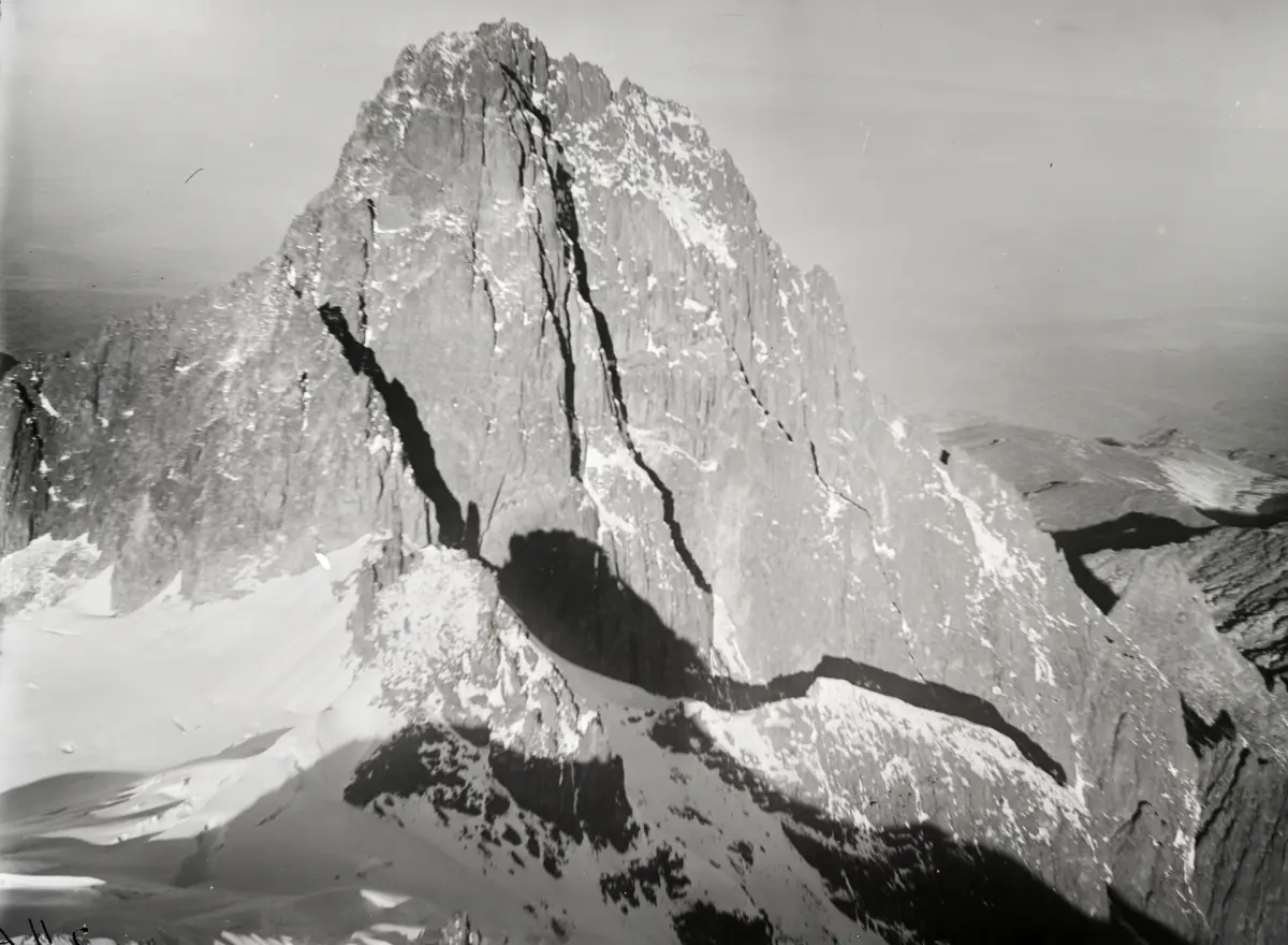 Photographie aérienne en noir et blanc du sommet principal et de ses crêtes enneigées