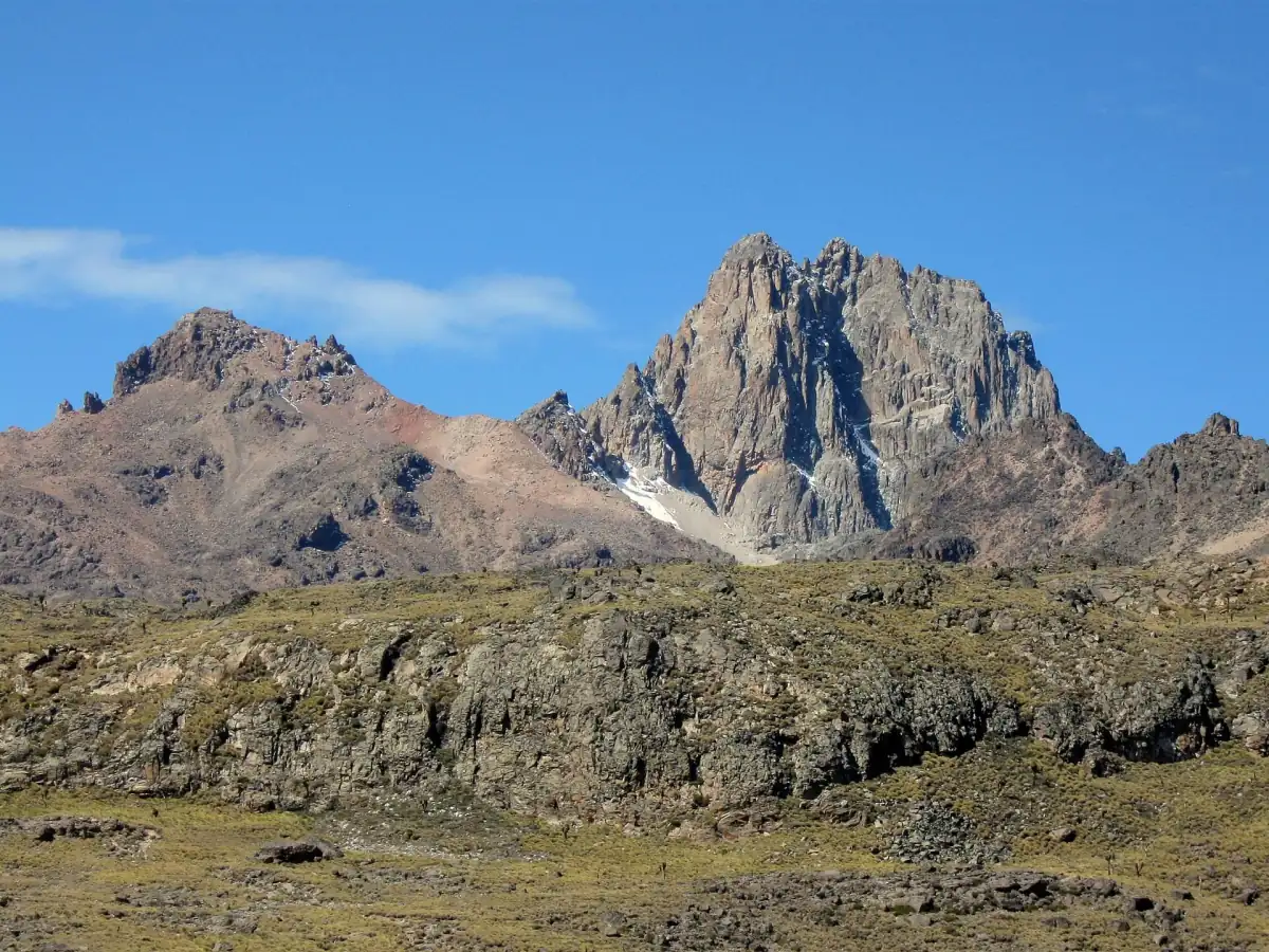 Batian et Nelion dressent leurs sommets rocheux déchiquetés sous un ciel bleu dégagé